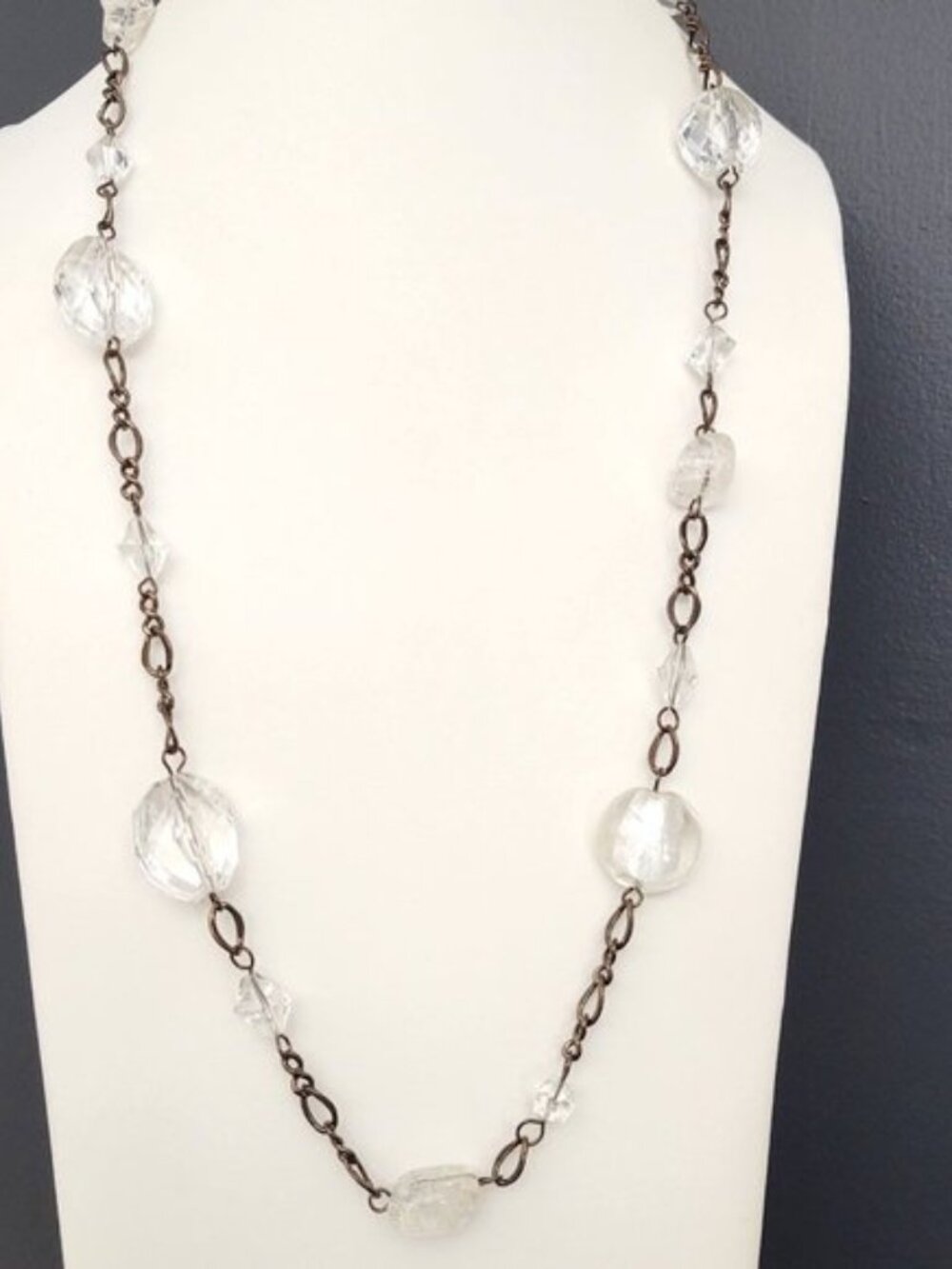 Single strand clear and acrylic beaded necklace